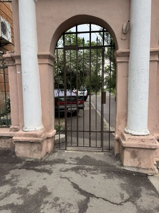 Без комісії для покупця трикімнатна квартира в центрі біля д