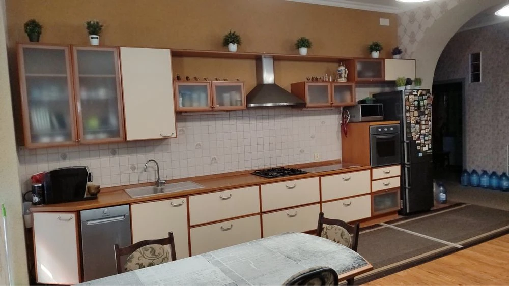 Без комісії для покупця трикімнатна квартира в центрі біля д