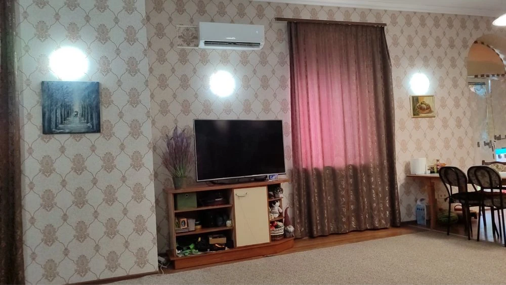 Без комісії для покупця трикімнатна квартира в центрі біля д
