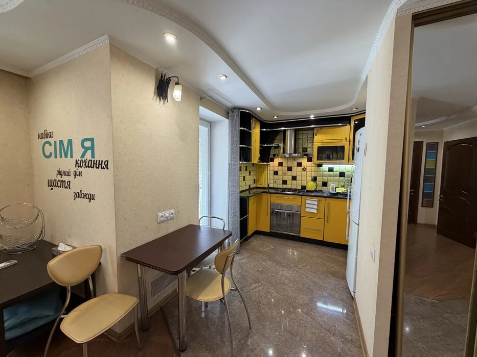 Продам стильну 3-кімнатну квартиру в Центрі міста!