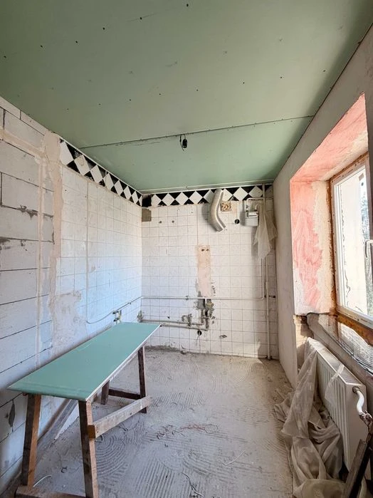 Трикімнатна квартира з готовою базою для ремонту вашої мрії!