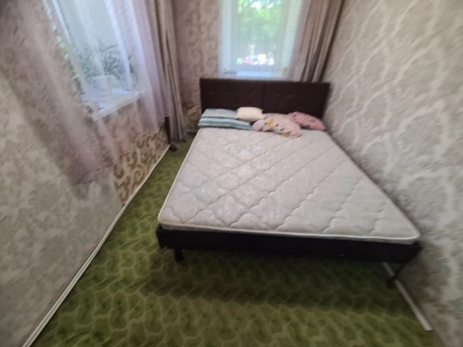 Продаю 2х комнатную квартиру на земле.  В Центре.