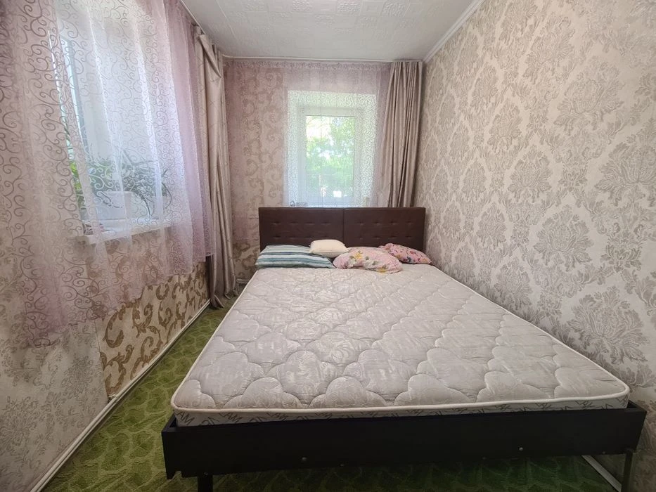 Продаю 2х комнатную квартиру на земле.  В Центре.
