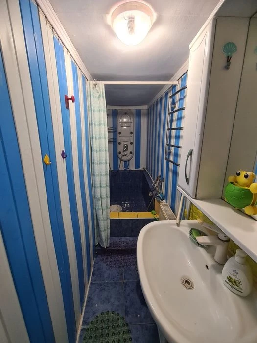 Продаю 2х комнатную квартиру на земле.  В Центре.