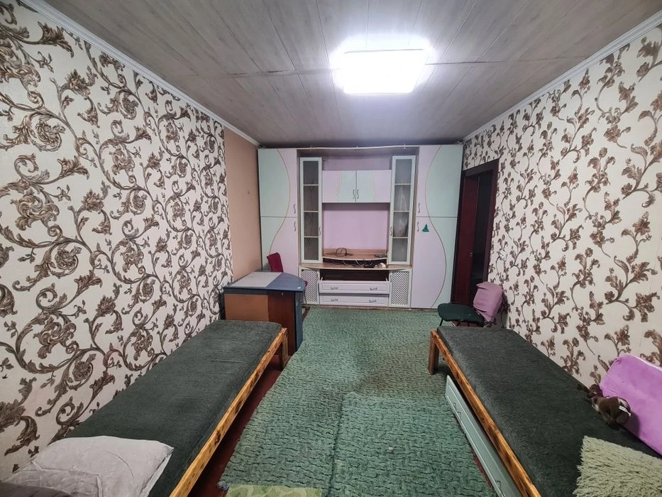 Продаю 2х комнатную квартиру на земле.  В Центре.