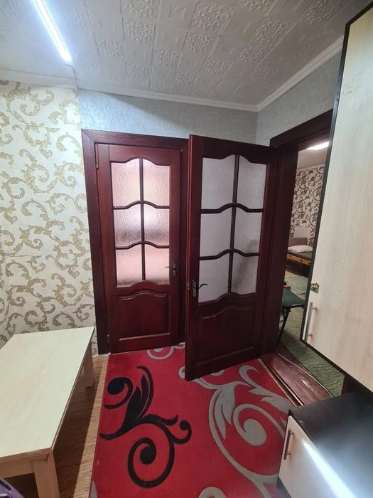 Продаю 2х комнатную квартиру на земле.  В Центре.