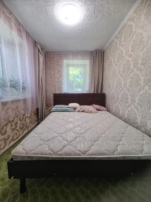 Продаю 2х комнатную квартиру на земле.  В Центре.
