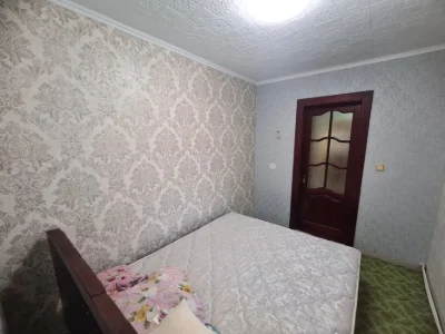 Продаю 2х комнатную квартиру на земле.  В Центре.