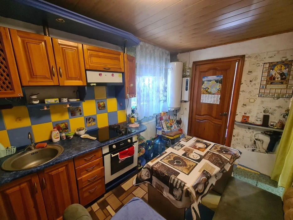 Продаю 2х комнатную квартиру на земле.  В Центре.