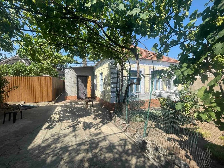 Продаю ½ будинку. Водопій. Окремий двір. Гараж