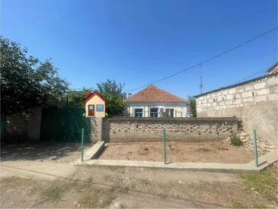 Продаю ½ будинку. Водопій. Окремий двір. Гараж