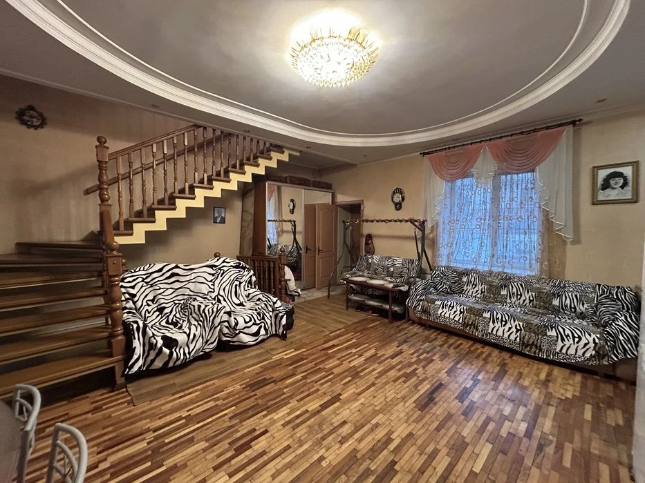3 поверховий будинок зі своїм двориком, 202 кв. м. вул. Нава