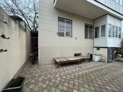 3 поверховий будинок зі своїм двориком, 202 кв. м. вул. Нава