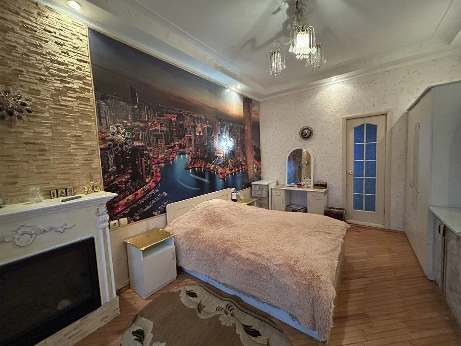 3 поверховий будинок зі своїм двориком, 202 кв. м. вул. Нава