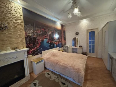 3 поверховий будинок зі своїм двориком, 202 кв. м. вул. Нава