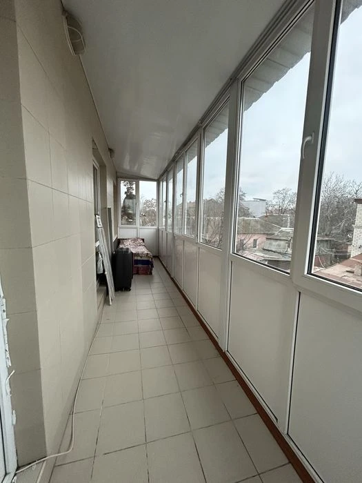 3 поверховий будинок зі своїм двориком, 202 кв. м. вул. Нава