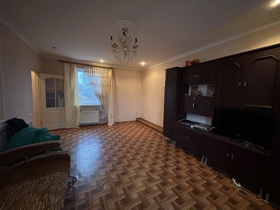 3 поверховий будинок зі своїм двориком, 202 кв. м. вул. Нава