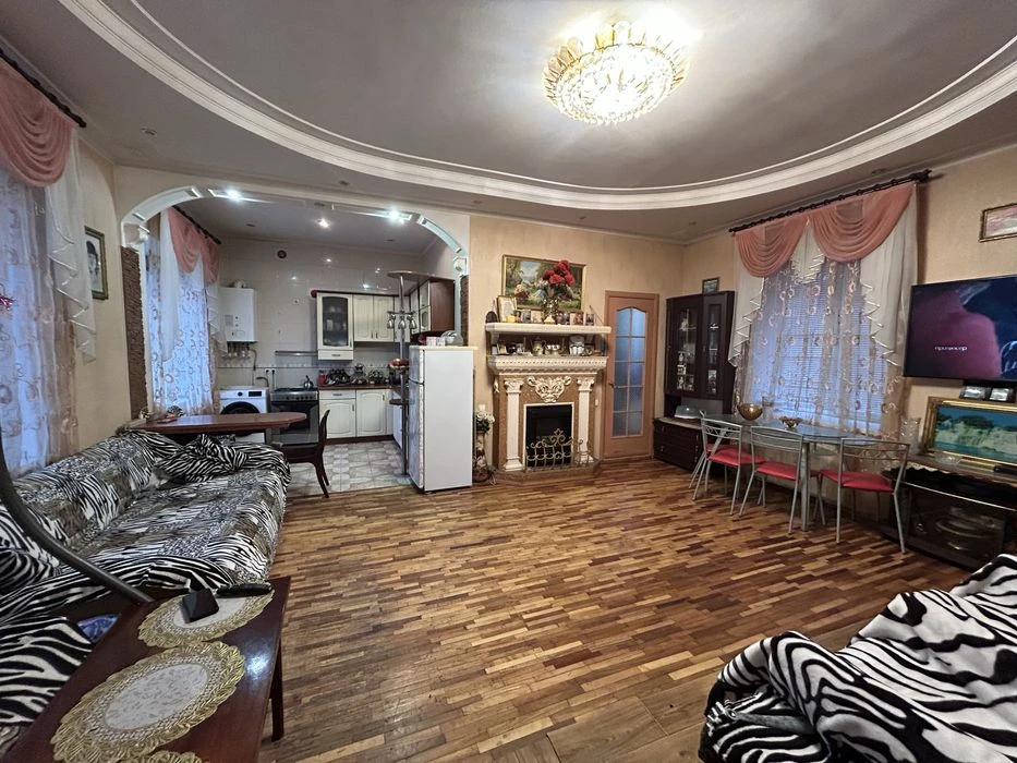 3 поверховий будинок зі своїм двориком, 202 кв. м. вул. Нава