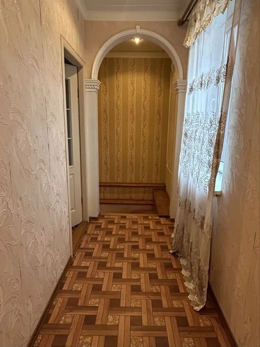3 поверховий будинок зі своїм двориком, 202 кв. м. вул. Нава