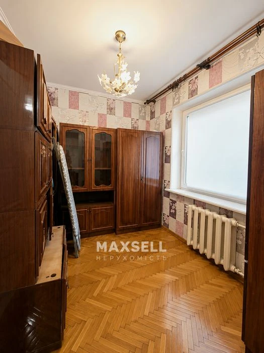 Продам простору 4-кімнатну квартиру на 1-ому поверсі . Просп