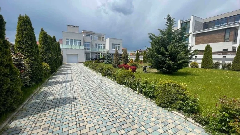 Modern house for sale in Sauvignon in the Hi-Tech style.