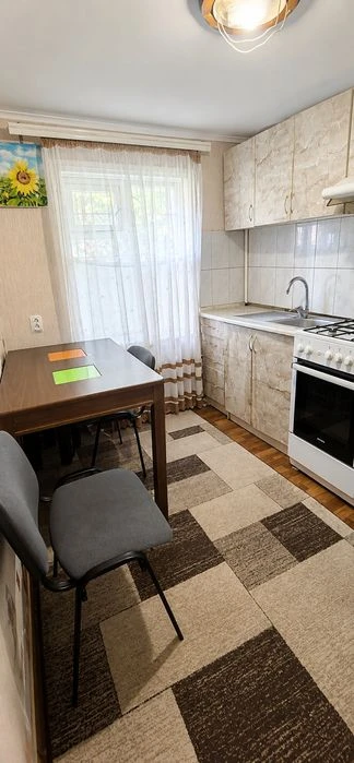 Продаж двохкімнатної квартири на землі в центрі.