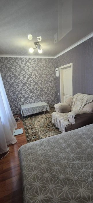 Продаж двохкімнатної квартири на землі в центрі.