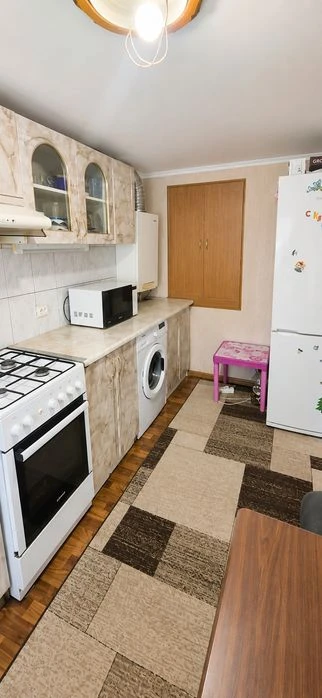 Продаж двохкімнатної квартири на землі в центрі.