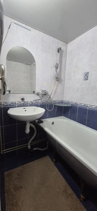 Продаж двохкімнатної квартири на землі в центрі.