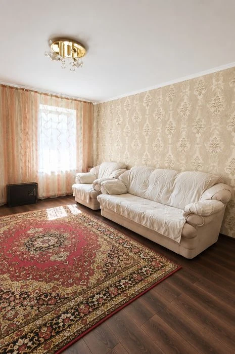 Продаж двохкімнатної квартири на землі в центрі.