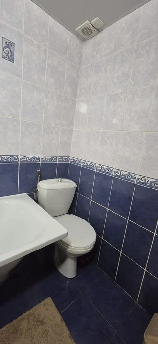Продаж двохкімнатної квартири на землі в центрі.