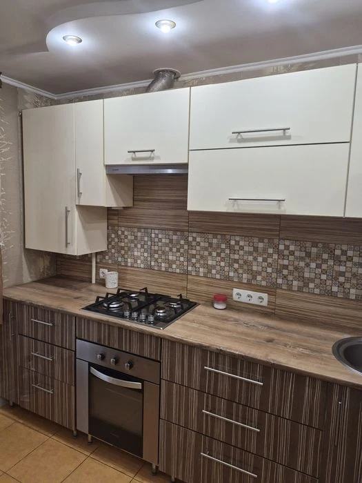 Продам 2х кімнатну Г.Крут авт.опален, меблі, техніка