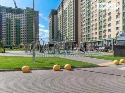 Продажа 3к квартиры 99 кв. м по ул. Михаила Максимовича 32 •