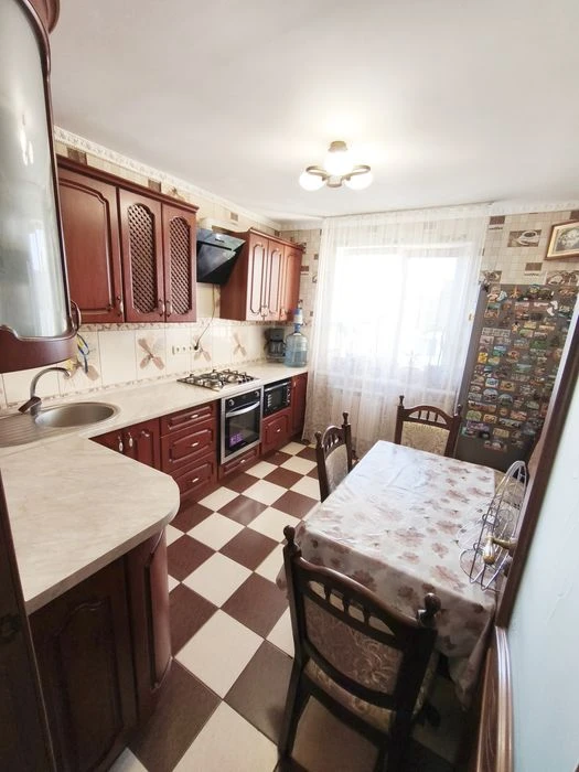 Продам затишну 3к.квартиру з великою кухнею по вул. Білопіль