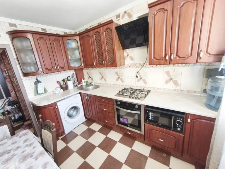 Продам затишну 3к.квартиру з великою кухнею по вул. Білопіль