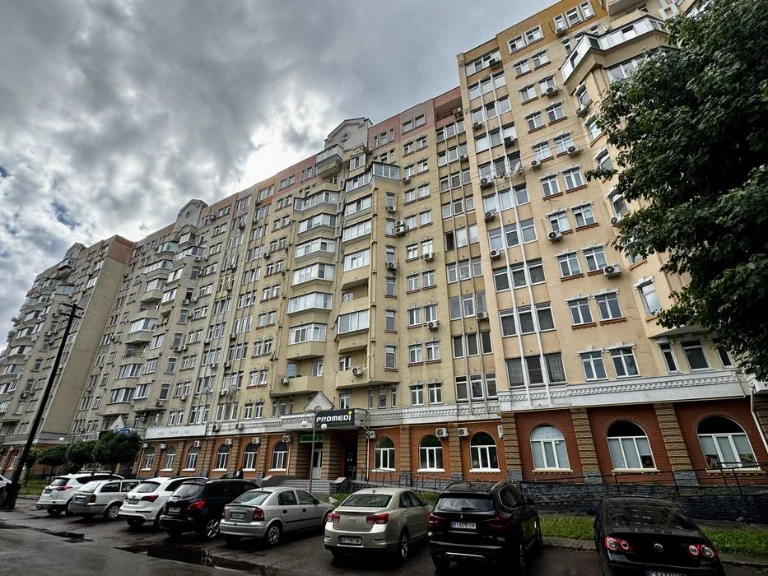 Продам велику 2-кімнатну квартиру в центрі міста