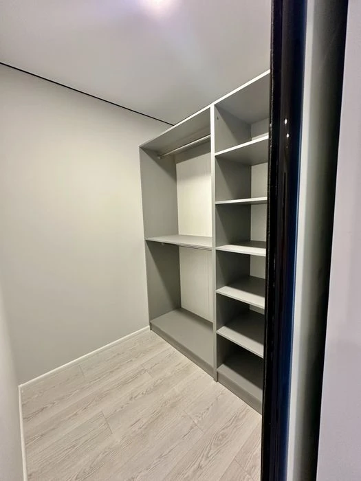 Продається 3км квартира, вул. Яреми, цегляний будинок