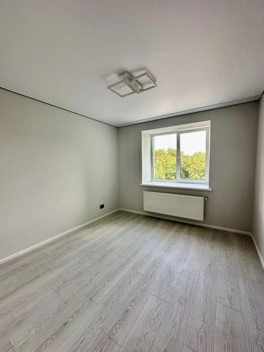 Продається 3км квартира, вул. Яреми, цегляний будинок