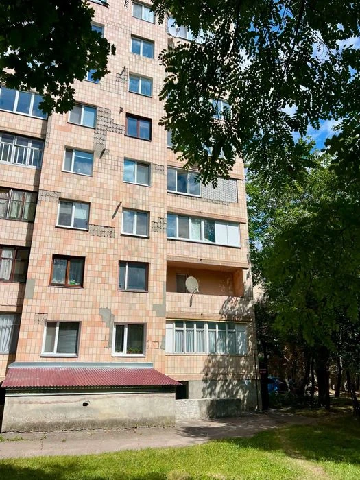 Продається 2 кімнатна квартира у відмінній локаціі на Дружбі