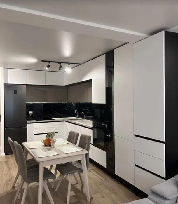Продаж 1к квартири 52 кв. м на вул. Київська