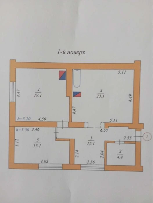 Продається трикімнатна квартира поблизу центру.