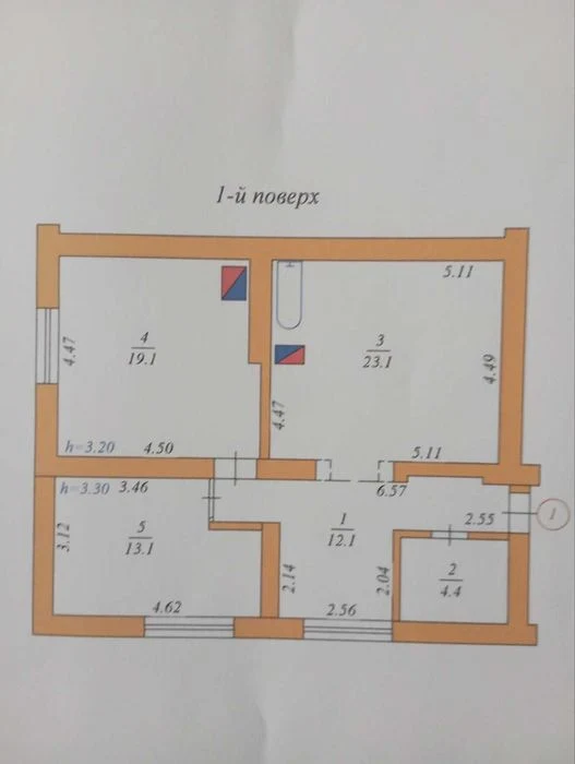 Продається трикімнатна квартира поблизу центру.
