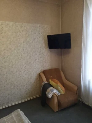 Продається двокімнатна квартира з І/О в центрі.