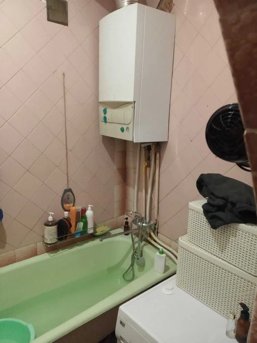 Продається двокімнатна квартира з І/О в центрі.