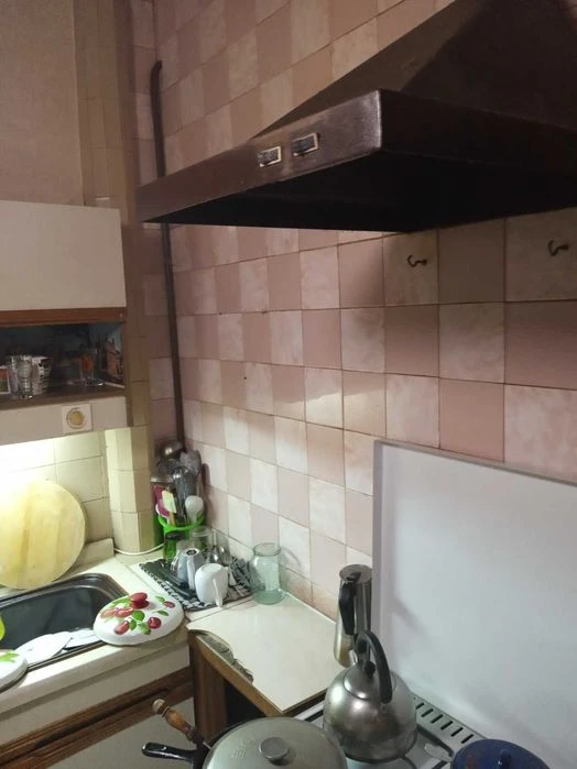 Продається двокімнатна квартира з І/О в центрі.