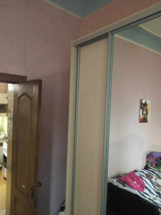 Продається двокімнатна квартира з І/О в центрі.
