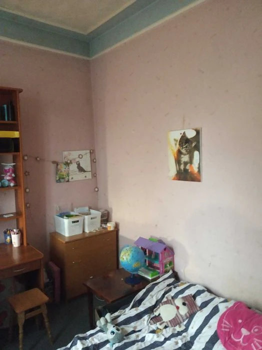 Продається двокімнатна квартира з І/О в центрі.