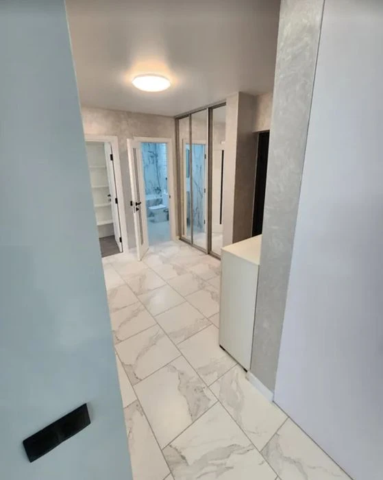 Продаж 3к квартири 85 кв. м на просп. Злуки