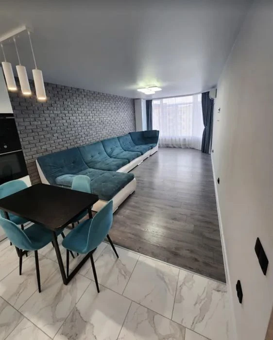 Продаж 3к квартири 85 кв. м на просп. Злуки