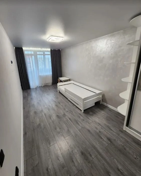 Продаж 3к квартири 85 кв. м на просп. Злуки